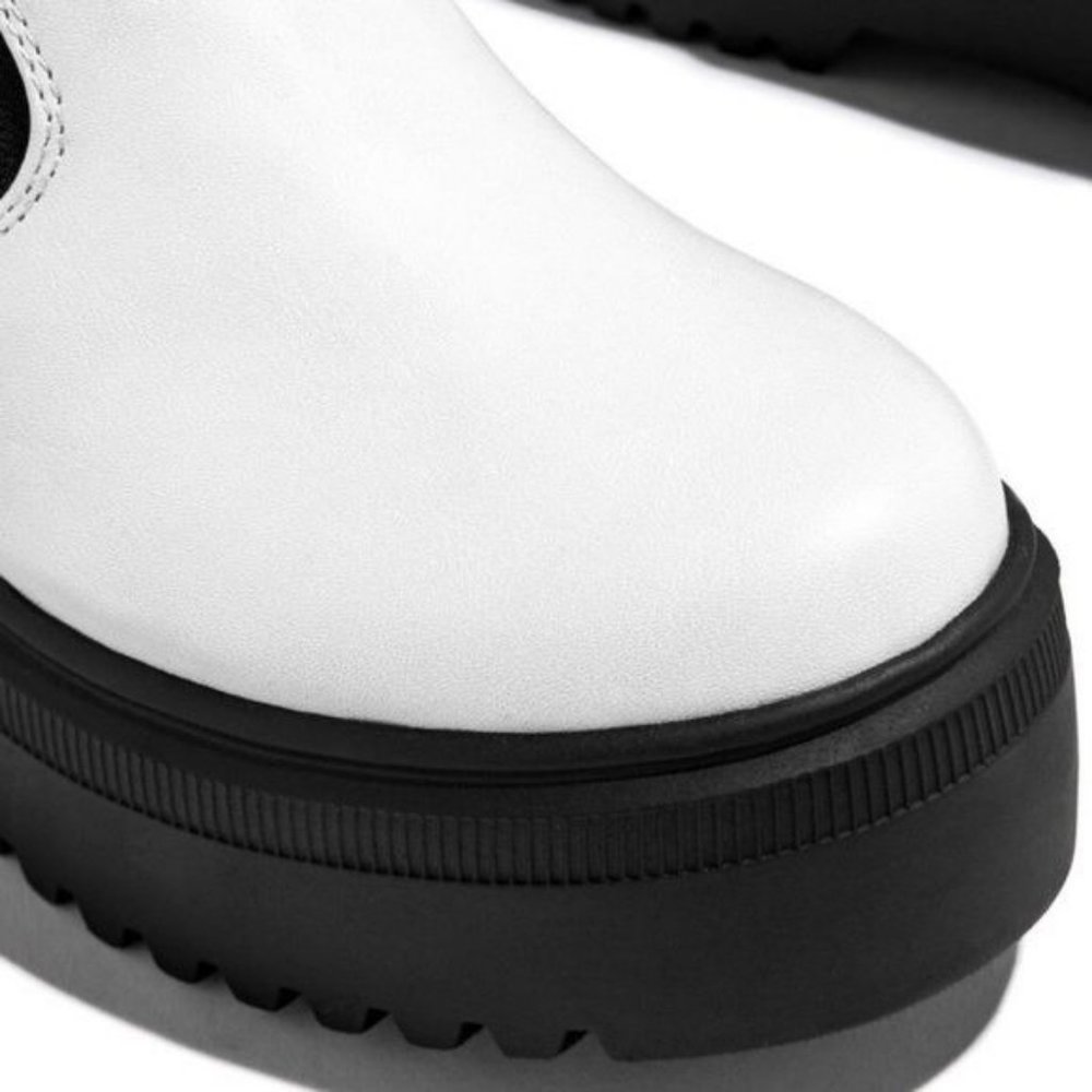 !! NEW !! White Vegan Leather Pull On Chelsea Lug Sole Boots - Picture 3 of 5